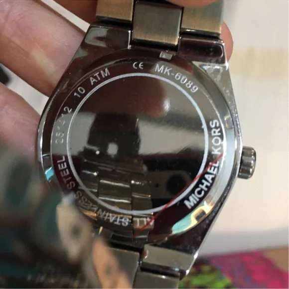 Mk crystal watch new in box.never wore this watch - Picture 6 of 8